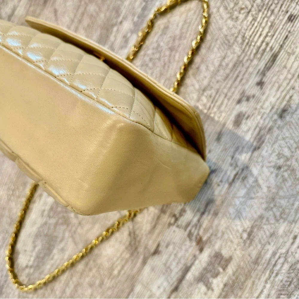 *RARE* Vintage Chanel
Flap Bag, 24krt gold plated (Coco trademark relaunch) - Picture 8 of 16